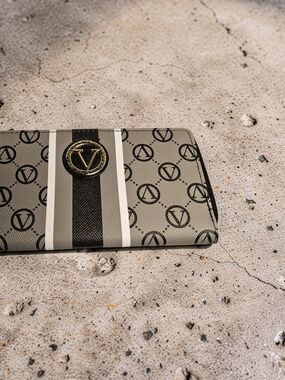 NWT Vera New York Gray and black Zip Around Wallet with V logo